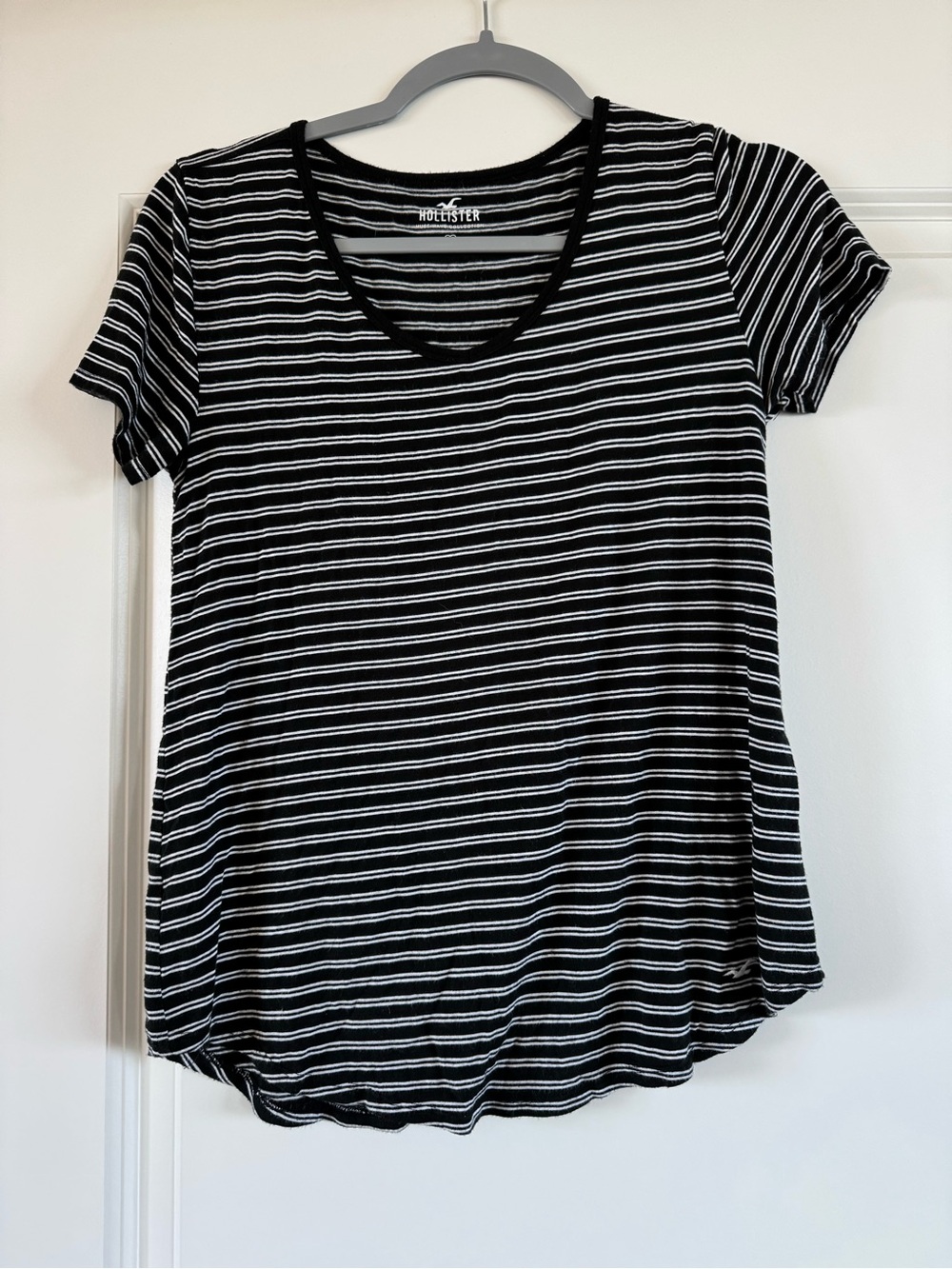 Hollister Black & White Must Have Striped Scoop Neck Tee - Short Sleeve